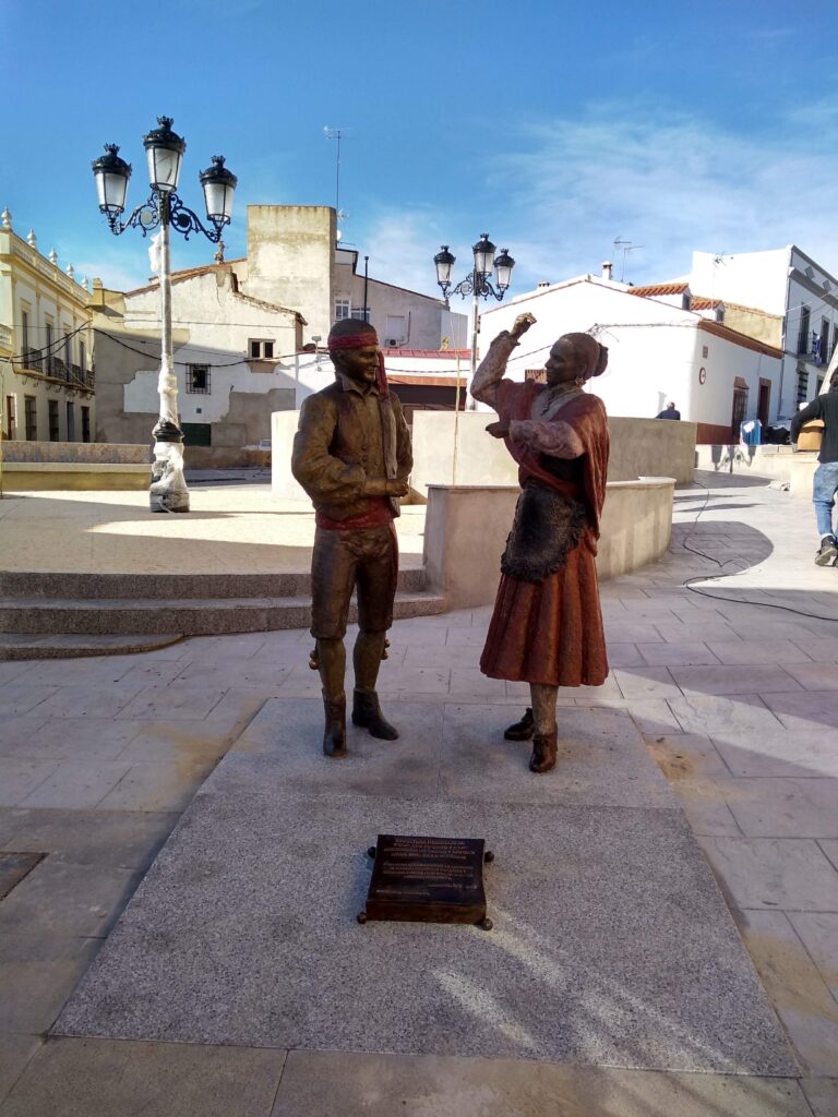 Monumento de Gamero Gil para los Coros y Danzas de Aceuchal