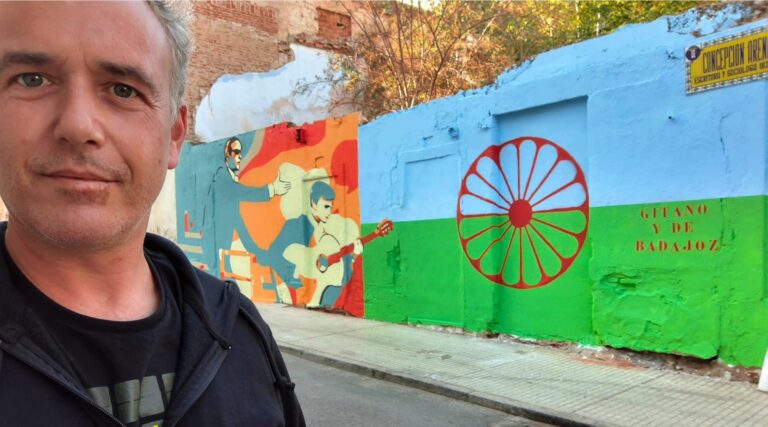 Mural de Gamero Gil dedicado al Pueblo Gitano en la 1ª Edición del Badajoz Pinta en el Casco Antiguo de Badajoz