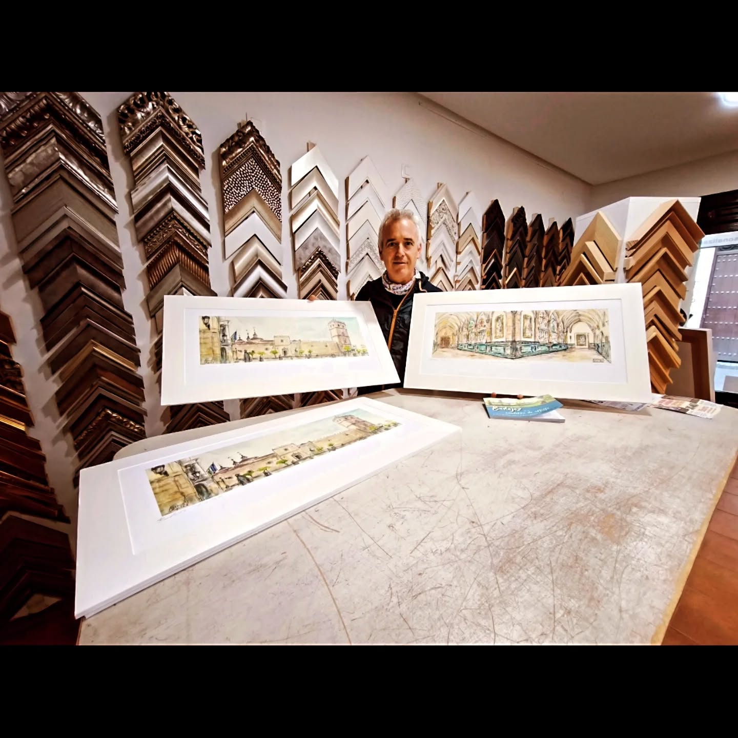 Obras enmarcadas en el taller
